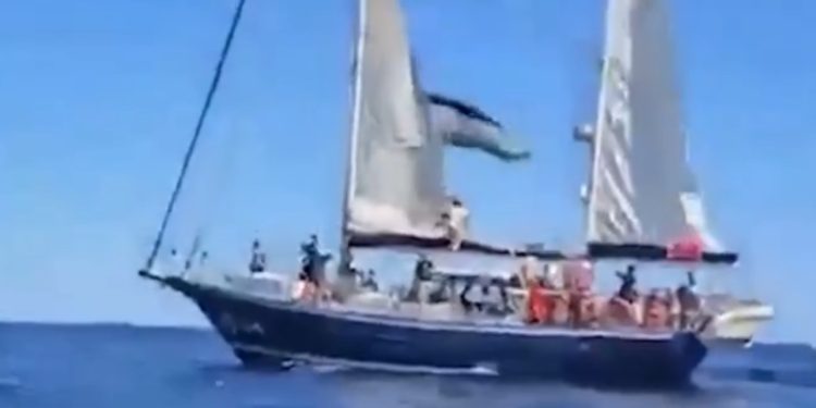 Humanitarni brod “Madleen” na putu ka Gazi uprkos izraelskim upozorenjima
