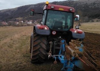 Tragedija na selu: Otac pregazio traktorom jednogodišnje dijete