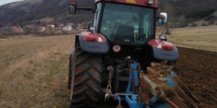 Tragedija na selu: Otac pregazio traktorom jednogodišnje dijete