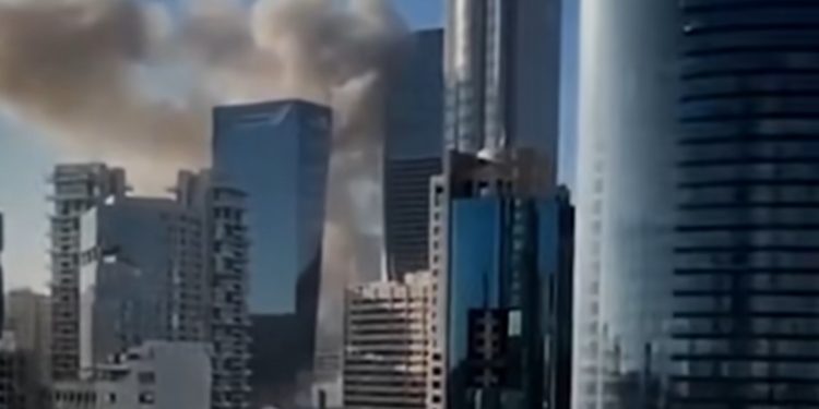 Nakon teške noći za Izraelce i u toku dana bombardovanje Tel Aviva i drugih gradova: Iran sve jače napada