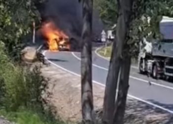 Kakav je heroj Ramiz: Iz zapaljenog automobila izvukao djevojku pa je trčeći odnio u bolnicu