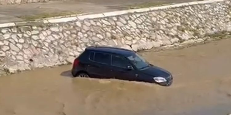 Vozilo sletelo u reku Rašku: Uzrok nezgode još nepoznat