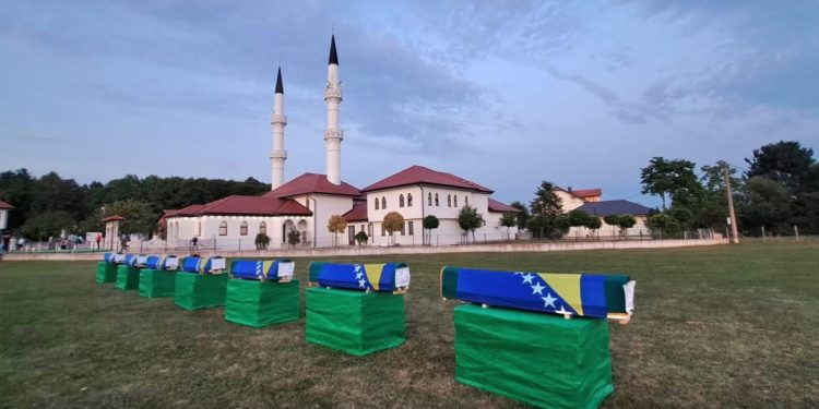 Prijedor pamti: Kolektivna dženaza za sedam žrtava zločina iz 1992. godine