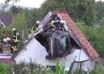 Nesvakidašnja nesreća: Automobil završio na krovu štale, povrijeđeno četvoro djece