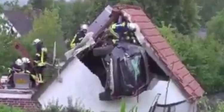 Nesvakidašnja nesreća: Automobil završio na krovu štale, povrijeđeno četvoro djece