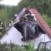 Nesvakidašnja nesreća: Automobil završio na krovu štale, povrijeđeno četvoro djece