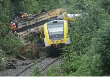 Tragedija u Njemačkoj: Putnički voz iskočio iz šina, scene užasa – ima više mrtvih