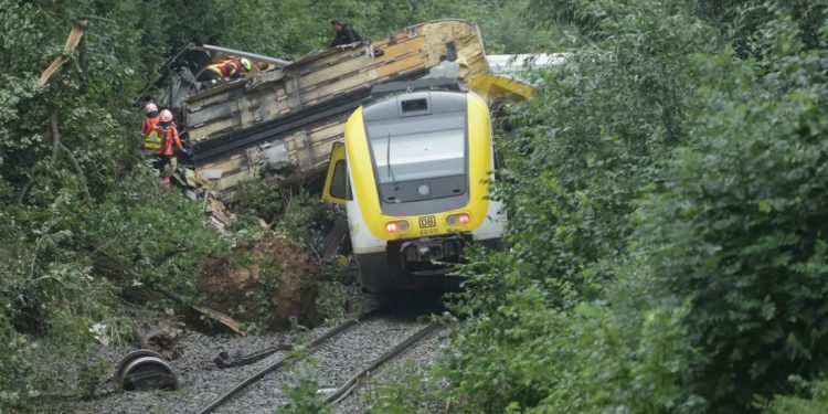 Tragedija u Njemačkoj: Putnički voz iskočio iz šina, scene užasa – ima više mrtvih