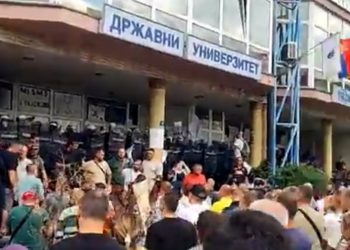 Haos ispred DUNP- Načelnik pogođen flašom u glavu – građani uz studente