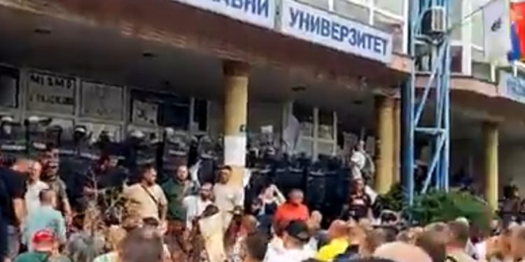 Haos ispred DUNP- Načelnik pogođen flašom u glavu – građani uz studente