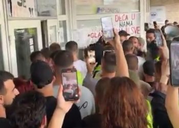 “Pobeda” na DUNP-u: Studenti se vratili u zgradu, policija se povukla, blokada se nastavlja