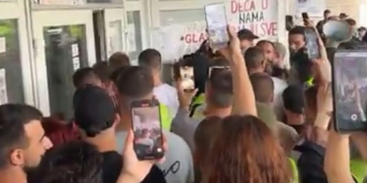 “Pobeda” na DUNP-u: Studenti se vratili u zgradu, policija se povukla, blokada se nastavlja