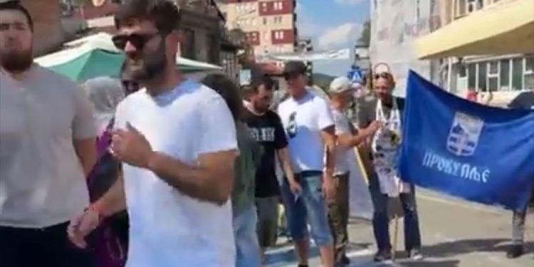 Poslednji uhapšeni u Novom Pazaru pušten na slobodu: Građani organizovali doček uz blokadu saobraćaja