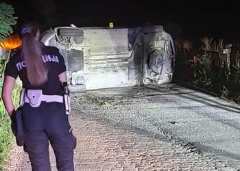 Auto puno maloljetnika sletjelo sa puta i prevrnulo se, šestoro povređeno