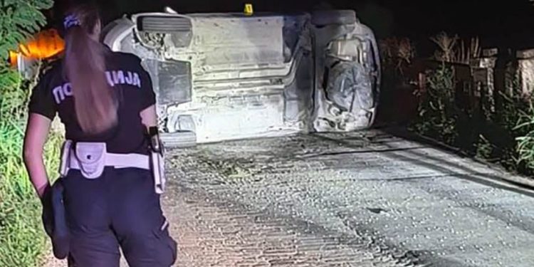 Auto puno maloljetnika sletjelo sa puta i prevrnulo se, šestoro povređeno
