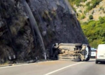 Prevrnuo se Mercedes: Vozač imao 2,12 promila alkohola, uhapšen na licu mjesta