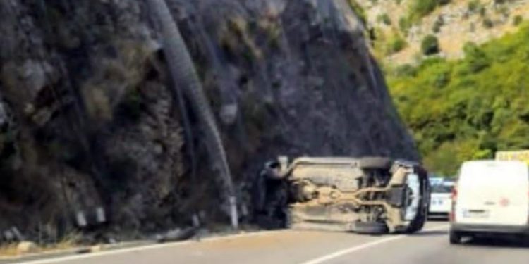 Prevrnuo se Mercedes: Vozač imao 2,12 promila alkohola, uhapšen na licu mjesta