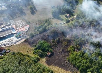 Veliki požar zahvatio naselje Rajčinoviće kod Novog Pazara – vatra progutala livadu, ekipe na terenu