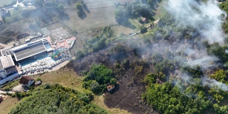 Veliki požar zahvatio naselje Rajčinoviće kod Novog Pazara – vatra progutala livadu, ekipe na terenu