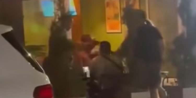 Snimak kada Pazarci prilaze mladiću i tjeraju ga da skine majcu sa likom četnika Draže VIDEO