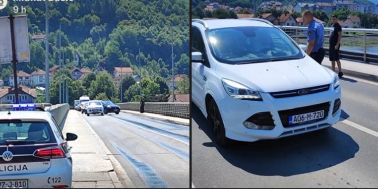 Šurda blokirao most u Goraždu u znak protesta protiv Dodika, parkirao auto u oravac kafana