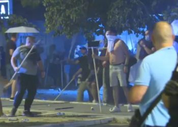 Vojska na ulicama: Sedam pripadnika „Kobri“ povređeno dok su štitili SNS, vojnik pucao u vazduh