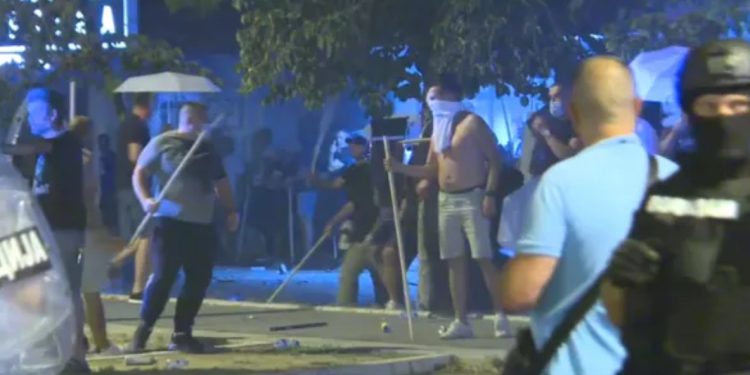 Vojska na ulicama: Sedam pripadnika „Kobri“ povređeno dok su štitili SNS, vojnik pucao u vazduh