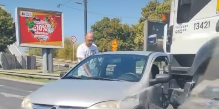 Lančani sudar na Ibarskoj magistrali: Kamion smrskan, četiri osobe povređene