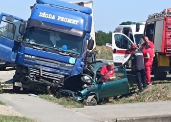 U udesu kamiona i automobila stradale dvije osobe od 19 i 17 godina