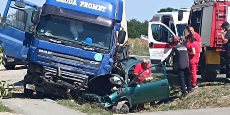 U udesu kamiona i automobila stradale dvije osobe od 19 i 17 godina