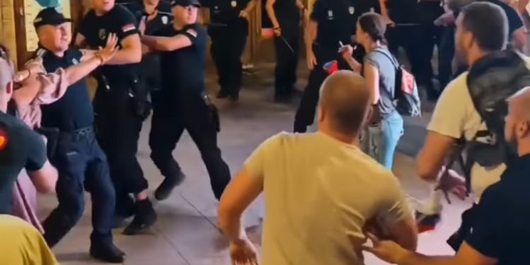 Protesti u Srbiji: Prekomerna upotreba sile policije, batinaši i strategija zastrašivanja od Vučića