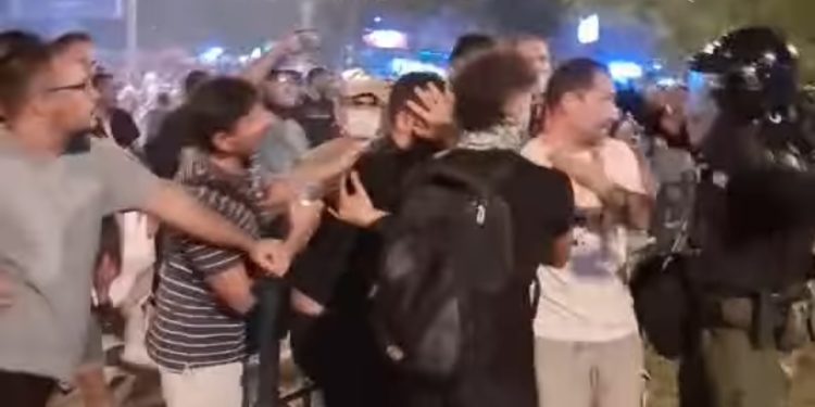 Brutalnost policije, hapšenja i oštre poruke iz EU protiv režima Vučića
