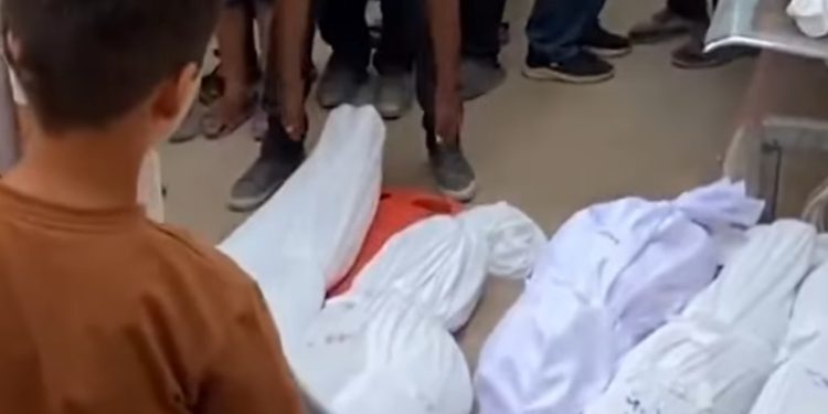 Pet članova porodice, uključujući troje djece, ubijeno u izraelskom napadu na šator u Gazi VIDEO