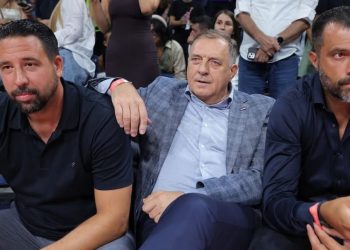 Bivši predsjednik RS-e, Dodik nije dobrodošao u Beograd, uz zvižduke najuren iz Arene