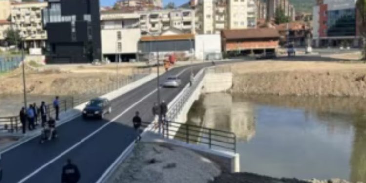 Mitrovica: Otvoren most preko Ibra, povezuje južni u sjeverni dio grada