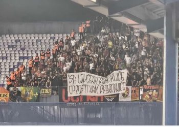 “Oprosti nam Dubrovniče”: Transparent crnogorskih navijača u Zagrebu kao poruka izvinjenja