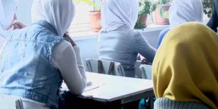 Austrija uvodi zabranu hidžaba za djevojčice mlađe od 14 godina – kazne do 1.000 eura za roditelje