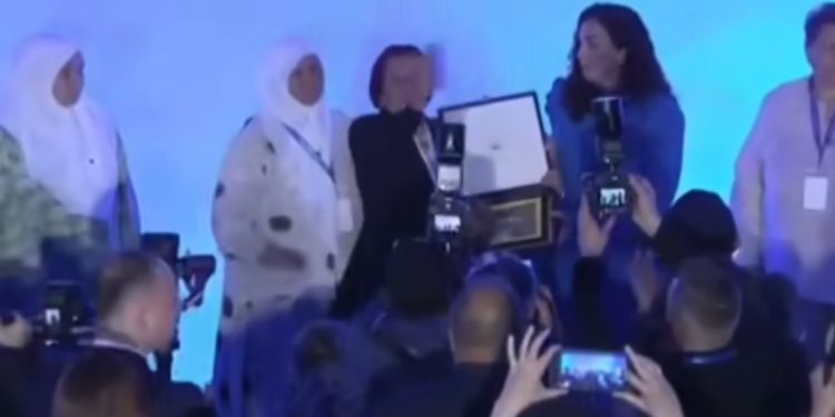 Vjosa Osmani odlikovala majke Srebrenice Predsjedničkom medaljom: „Vaša borba je svjetionik pravde“