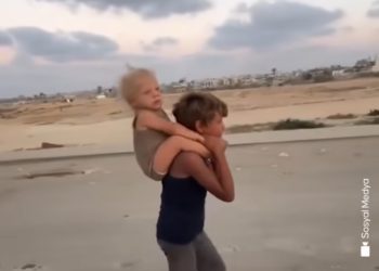 Suze djetinjstva pod ruševinama: Palestinski dječak nosi sestru kroz pakao Gaze