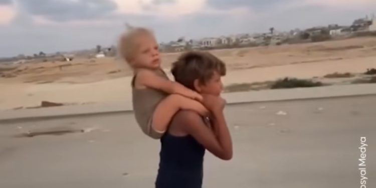 Suze djetinjstva pod ruševinama: Palestinski dječak nosi sestru kroz pakao Gaze