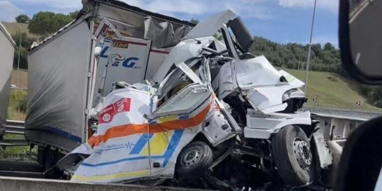 Tragedija na putu: Kamion se zakucao u vozilo Hitne pomoći – stradala cijela ekipa i pacijent