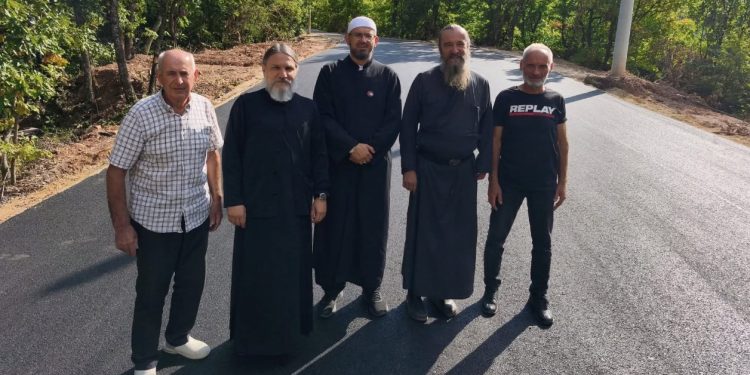 Asfaltiran put ka manastiru Sv. Varvara: Doprinos džemata iz Lukocrijeva primjer međusobnog uvažavanja