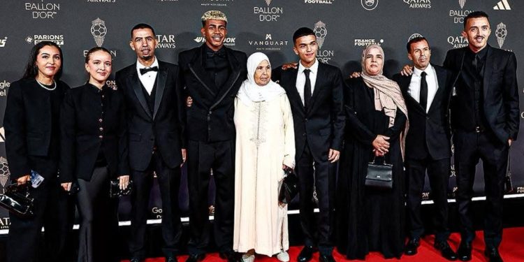 Yamal najbolji mladi fudbaler: Na crvenom tepihu sa porodicom