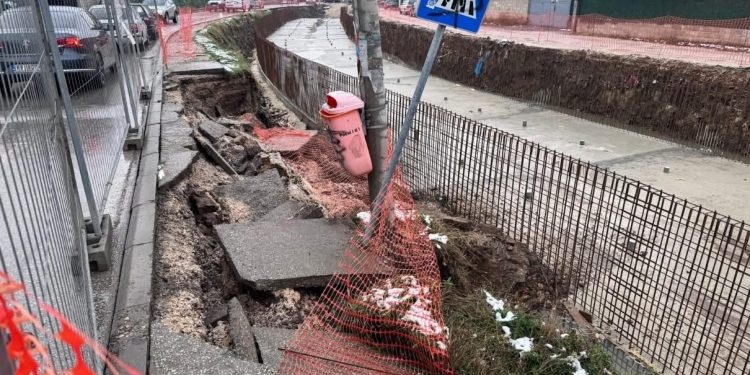 Urušavanje trotoara kod Stambol džamije: Bandera završila u Trnavici, mještani u strahu