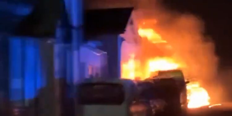 Engleska: Vadali zapalili džamiju u gradiću na jugu VIDEO