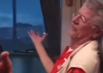 Pjevao 14 sati bez prestanka u autobusu, 10 napustilo a 5 putnika završilo na hitnoj VIDEO