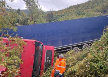 Herojski čin radnika „Novi Pazar–put“: Spasili vozača iz šlepera koji je visio nad kanjonom Ibra