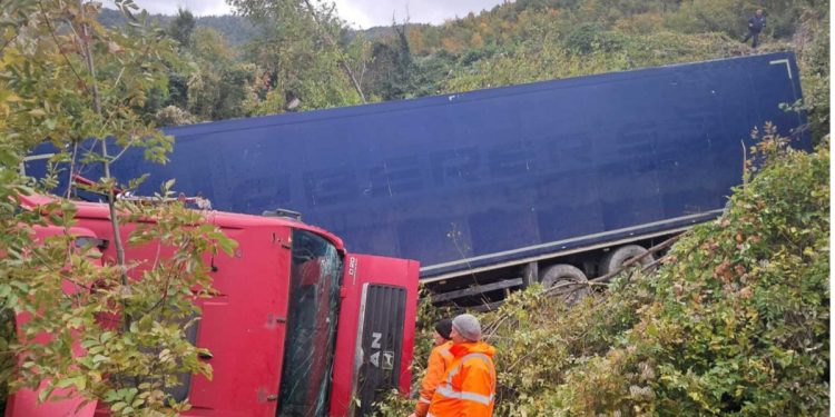 Herojski čin radnika „Novi Pazar–put“: Spasili vozača iz šlepera koji je visio nad kanjonom Ibra