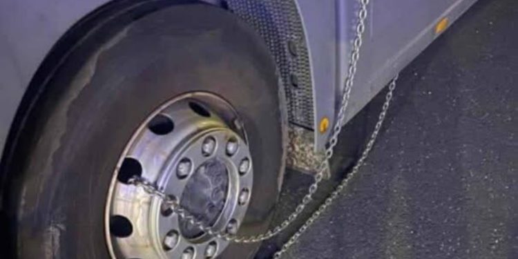 Kamion iz Novog Pazara „zarobljen“ lancima u Njemačkoj: Vlasnik parkinga preuzeo stvar u svoje ruke