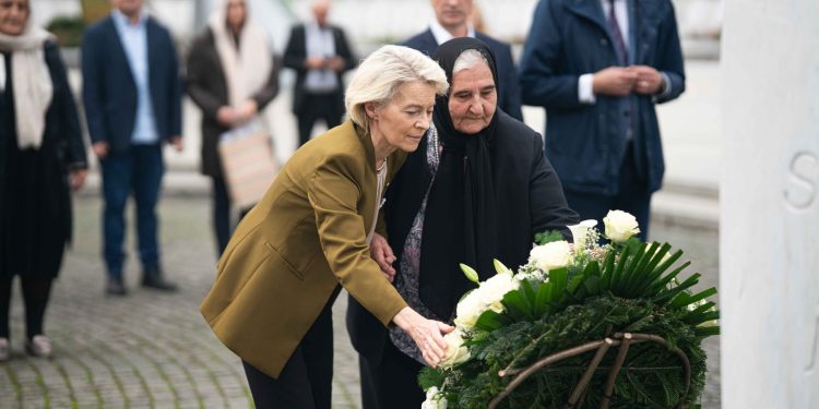 Ursula von der Leyen u Potočarima: “EU će zauvijek pamtiti genocid u Srebrenici”